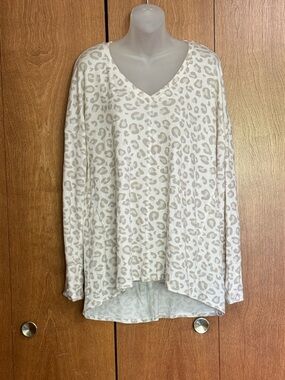 Gibson Cream Leopard Print V-Neck Long Sleeve Tunic Large